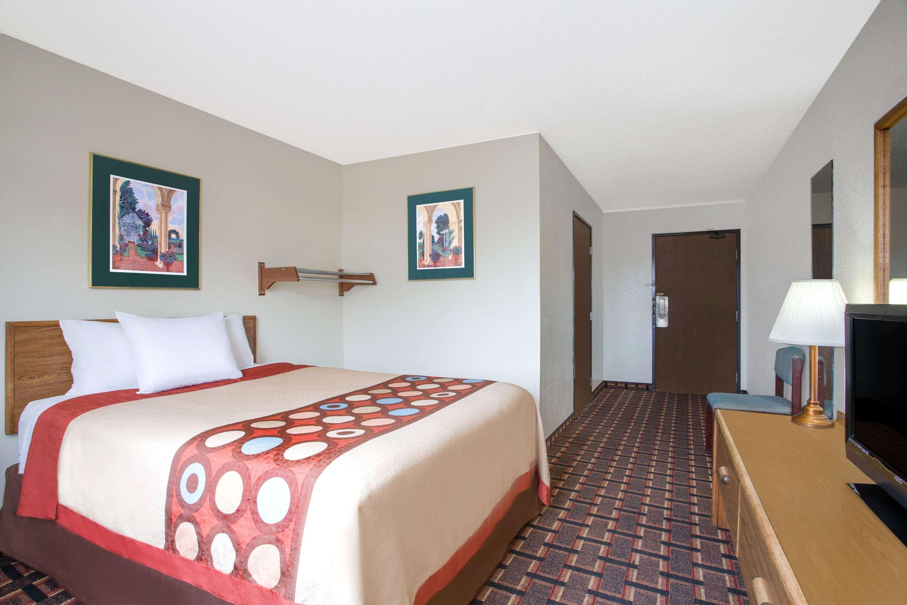 Super 8 By Wyndham Douglas Bagian luar foto